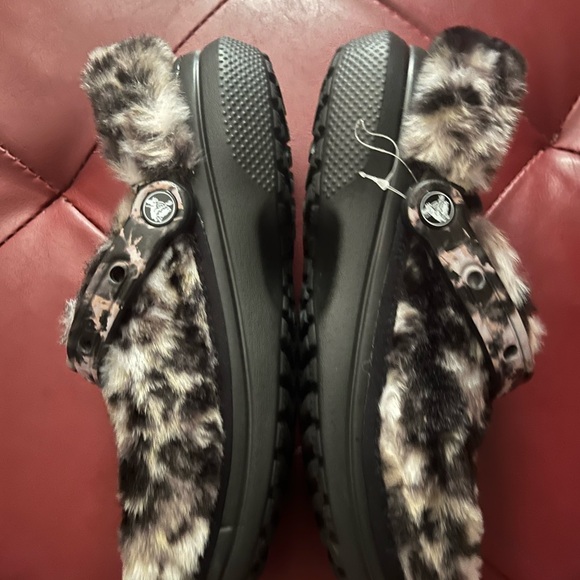FauxFur Crocs🖤Size 8🖤 - Picture 3 of 16